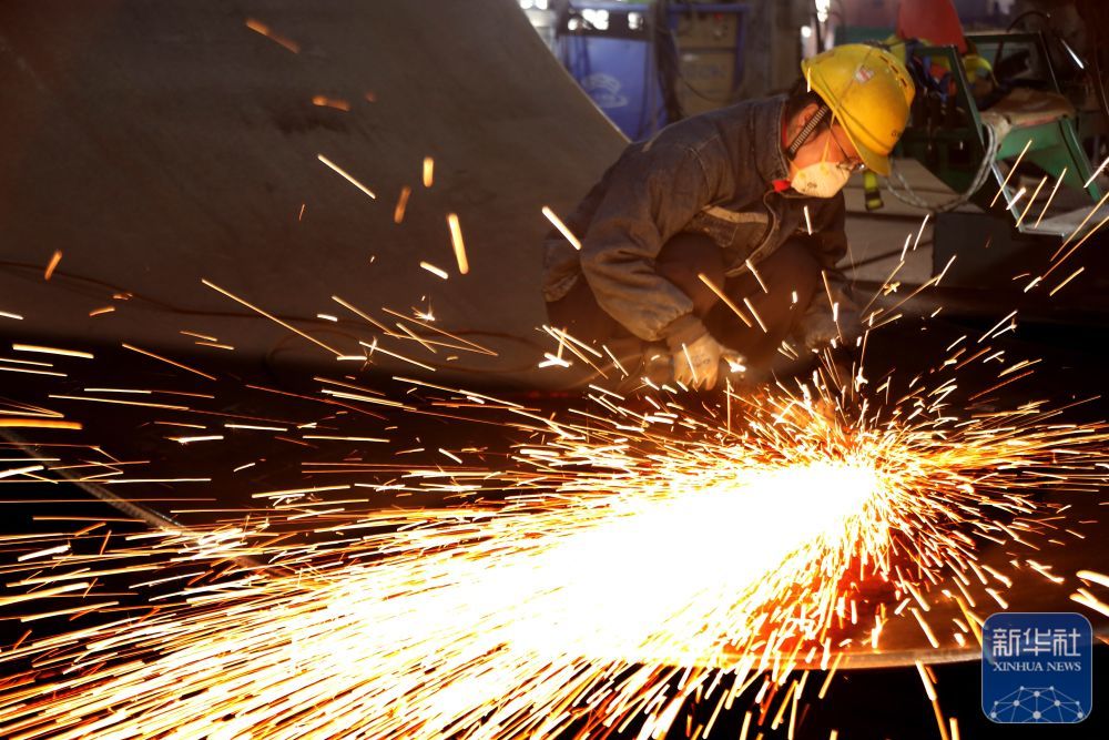 ↑ 1月5日，工人在江苏连云港经济技术开发区的重山风力设备（连云港）有限公司车间生产线上忙碌。新华社发（王春 摄）