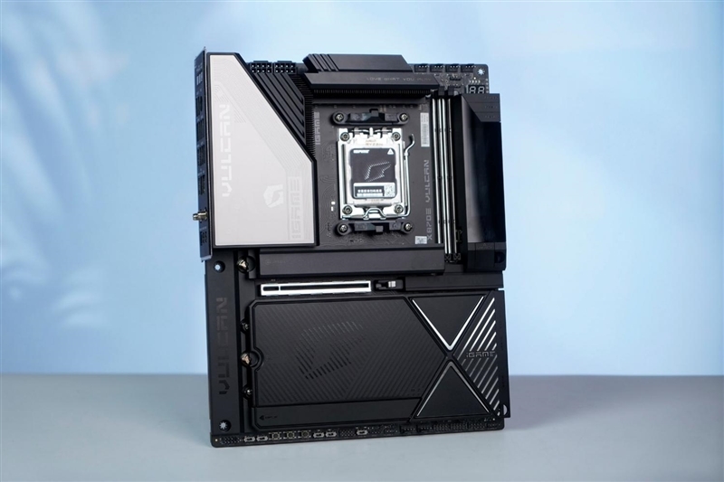 AMD X3D最强优化!七彩虹iGame X870E Vulcan OC V14火神主板评测:专属优化 温度更低性能更强
