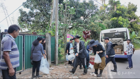 金林红等人准备换鞋进茶园