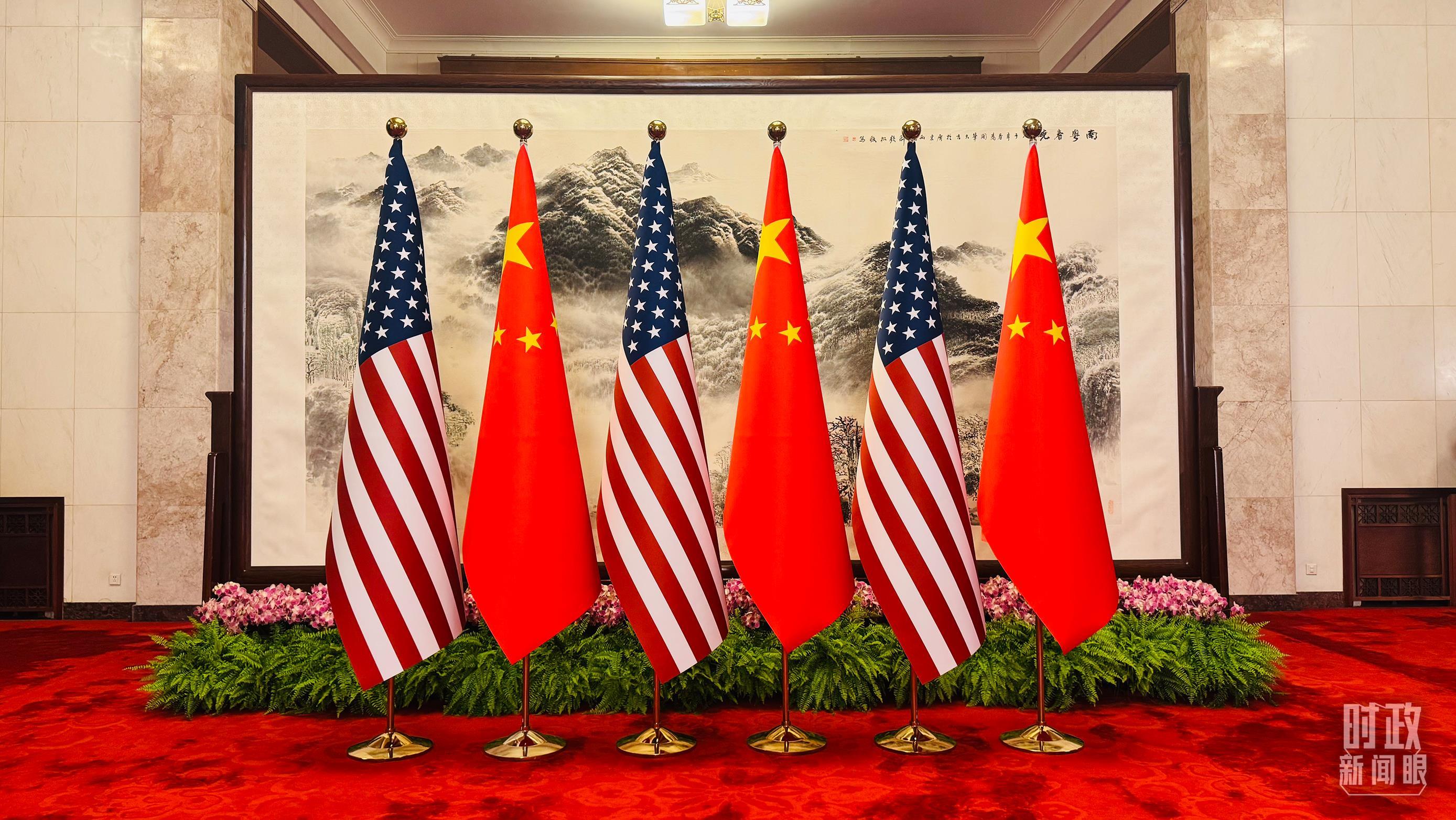 △5月14日上午,人民大会堂里摆放的中美两国国旗。(总台央视记者黄茜拍摄)