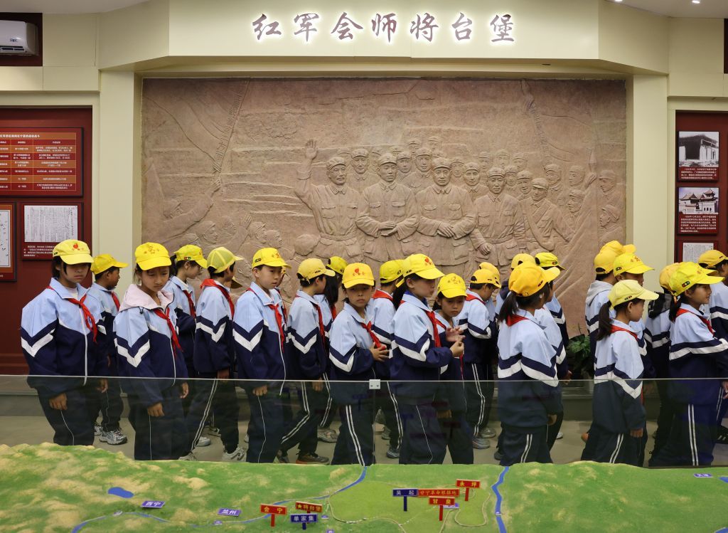9月22日,小学生们在将台堡红军长征会师纪念园的三军会师纪念馆内参观。新华社记者 刘昀 摄