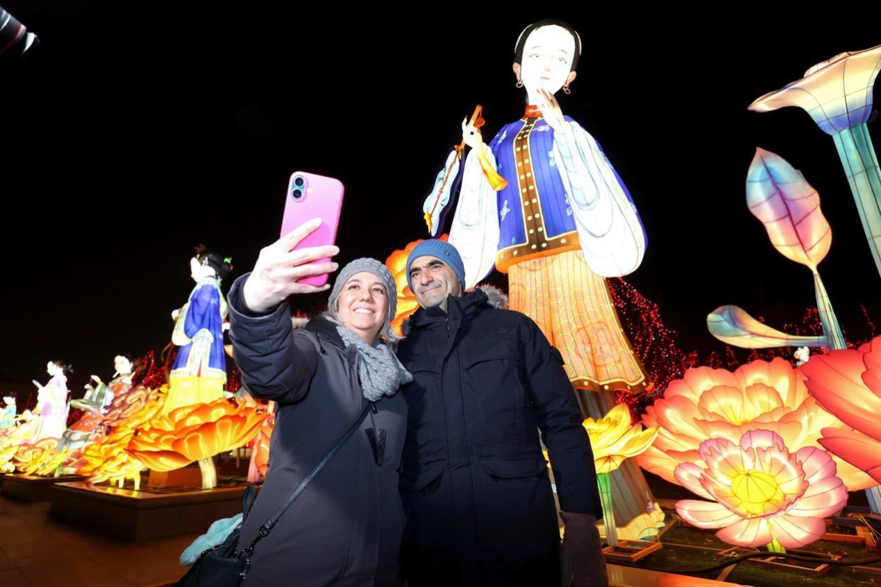2月3日，土耳其驻华大使夫妇在杨柳青灯展自拍留念。（海外网 谢明 摄）