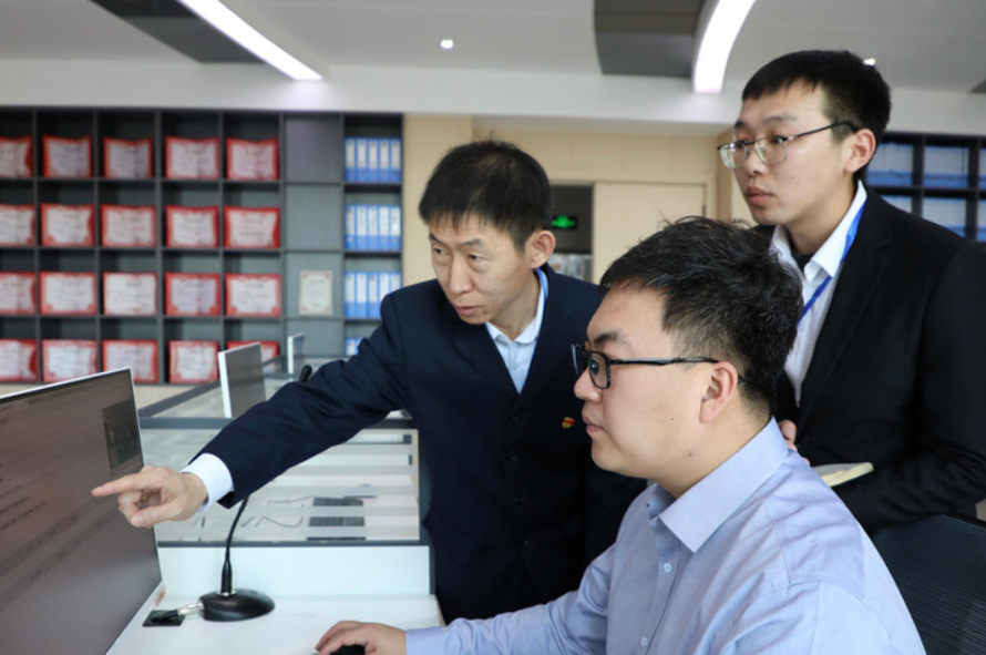 黑龙江省佳木斯市同江市纪检监察干部通过抽查网格员民情日志，对乡镇、街道矛盾化解、基层治理等工作开展监督检查。（受访者供图）