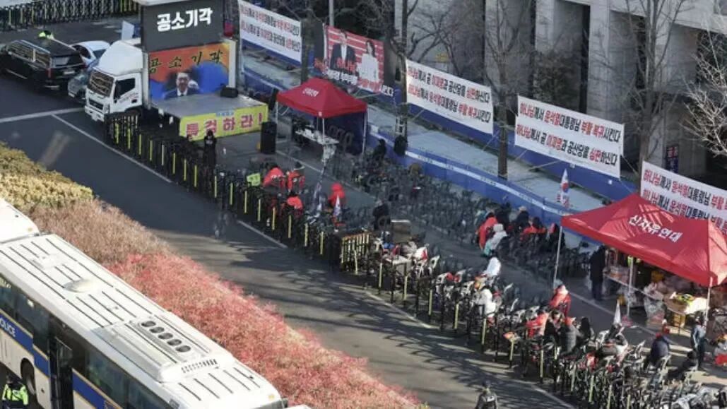◆2月19日,在首尔中央地方法院附近,强硬保守派团体通宵集会,主张尹锡悦无罪。(来源:SBSNEWS)