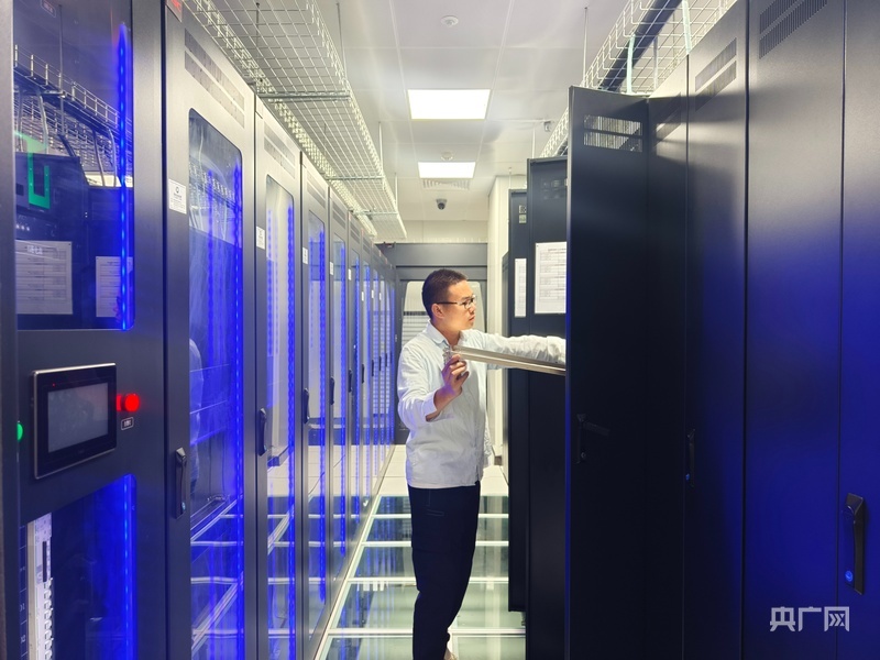 工作人员正在机房检查算力设备（央广网记者 栾小琳 摄）