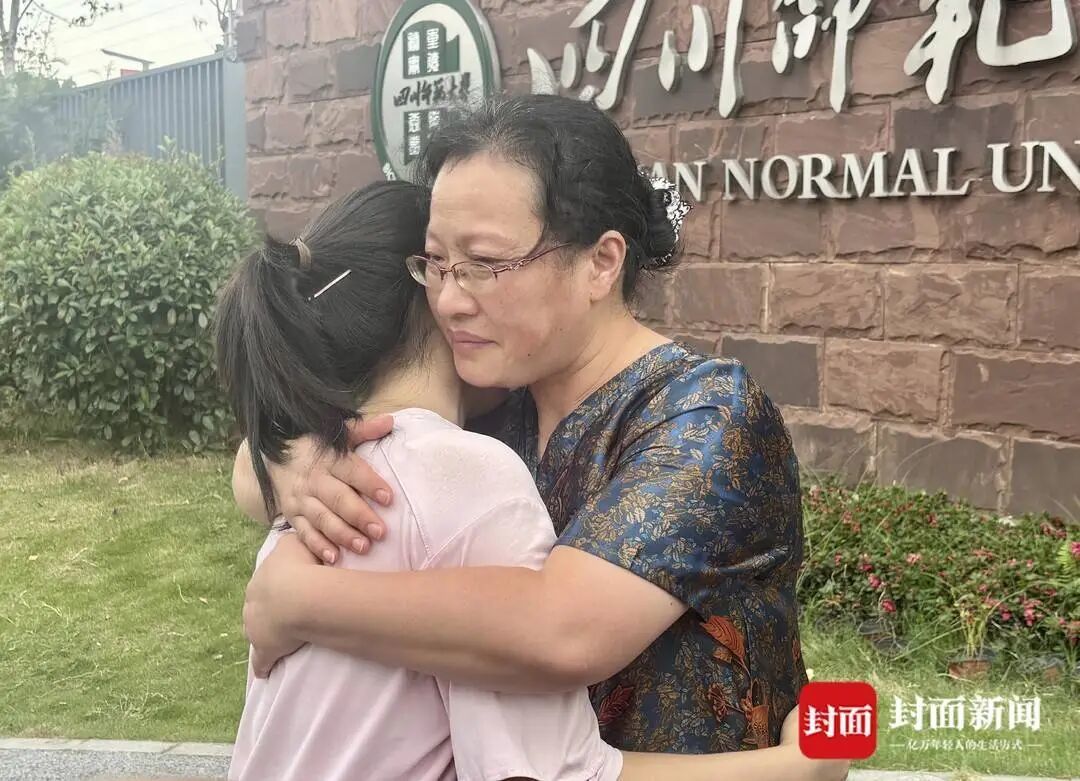 临别之际，蒋贤芳将“女儿”揽入怀中 。杨旭斌 摄