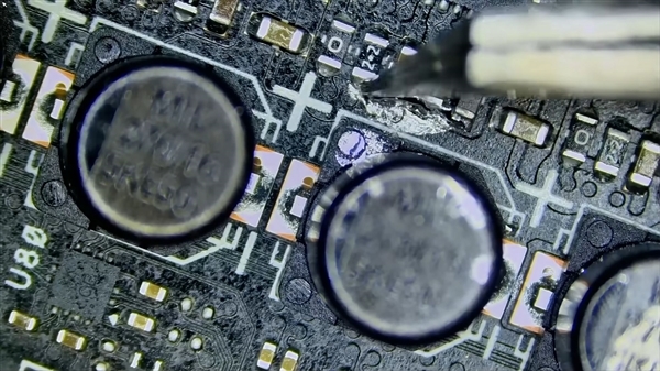 惨烈!用户私改液金致RTX 5070报废:核心烧毁、PCB腐蚀
