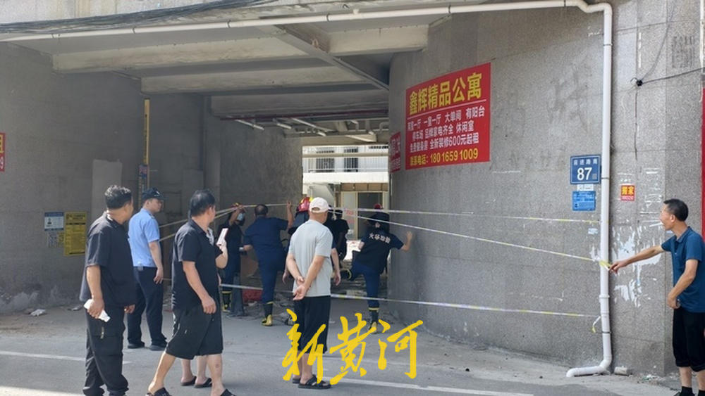 10日上午,火灾勘验人员进入现场