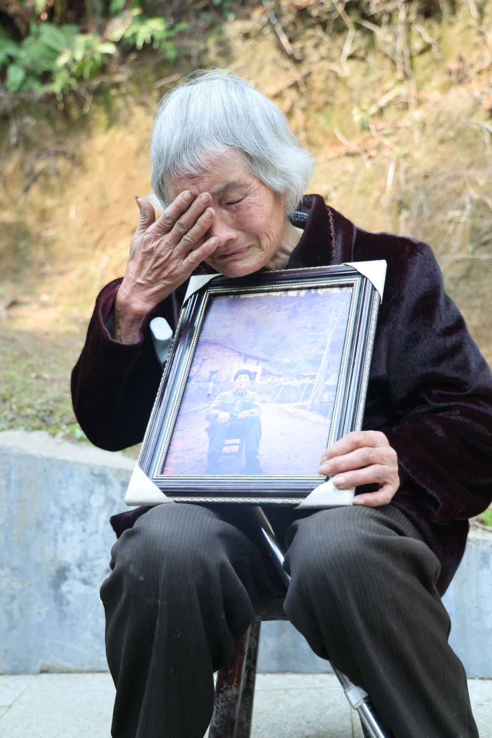在湖南郴州瑞金村无名红军烈士墓前，高六月动情怀念父亲高树魁（2026年3月26日摄）。新华社发（唐琳莎摄）
