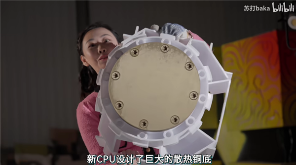 活人变手办！发烧友小姐姐造了台能住人的巨型电脑主机：12000W热量+空调散热