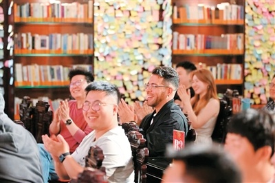 吴瑞龙在茶馆听相声。受访者供图