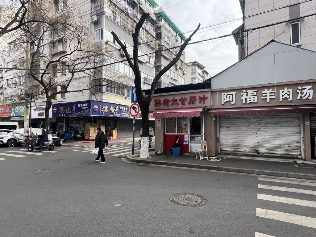 “韩老太甘蔗汁”开门做生意。图片摄于2026年1月29日10时许。本文图片除标注均为 澎湃新闻记者 邱海鸿 图