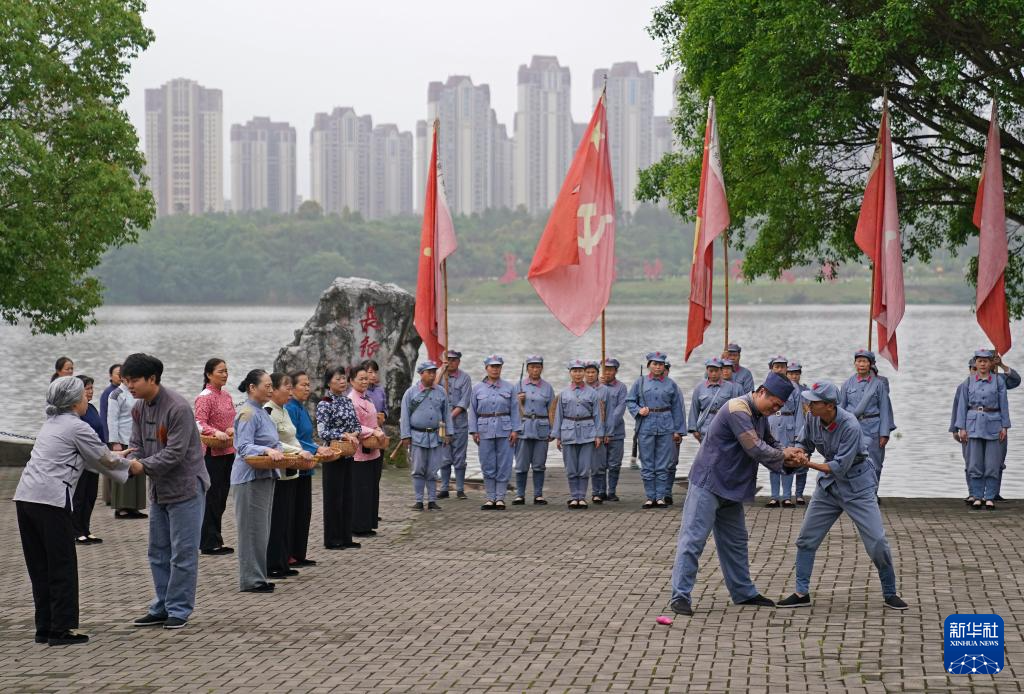 在江西省赣州市于都县的长征渡口,志愿者表演短剧《告别》(2026年4月16日摄)。新华社记者 万象 摄