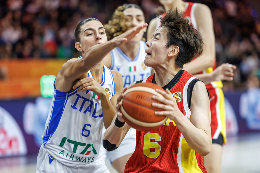 上场对阵捷克女篮完成绝平的杨舒予本场贡献15分