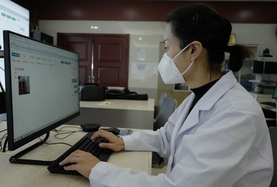 美国排名第一医院 AI 错误率高达 67%，还消灭证据？员工起诉后，被开除了…
