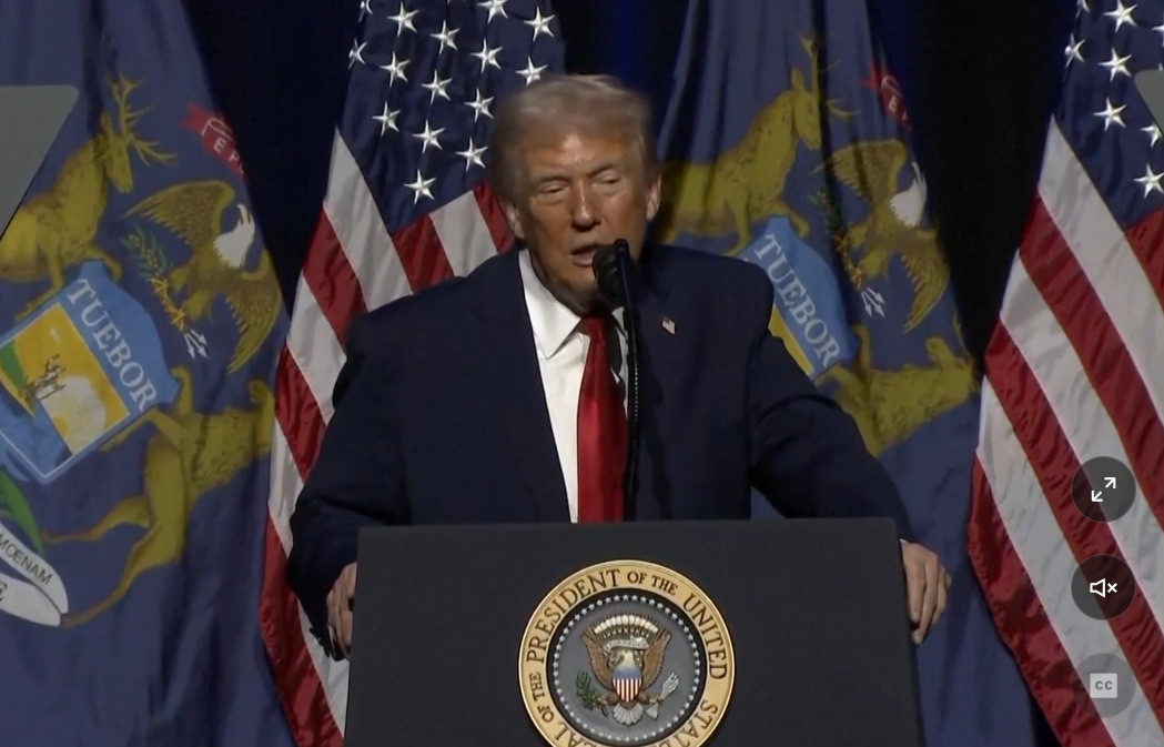 特朗普在底特律发表演讲。美媒视频截图