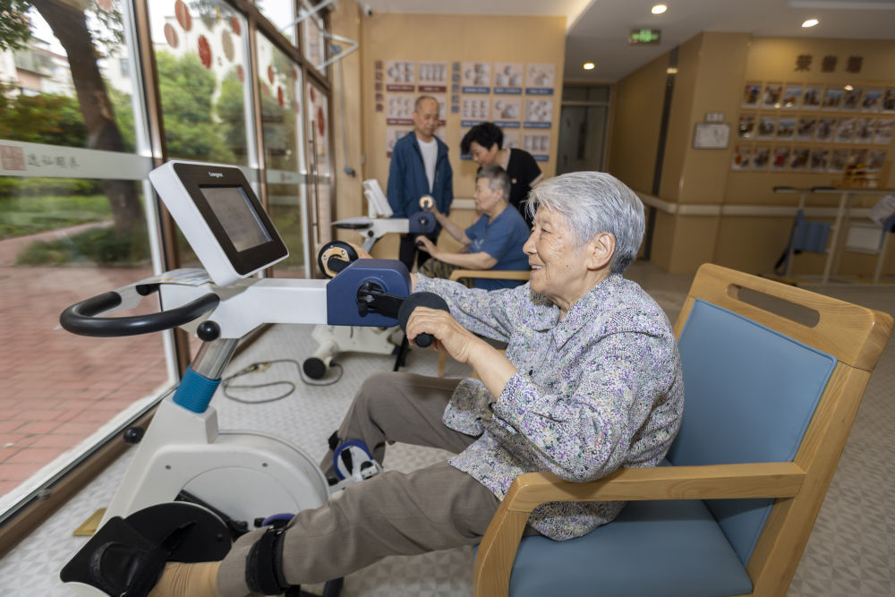 5月27日，在上海市虹口区逸仙虹福养老院，老人体验康复设备。