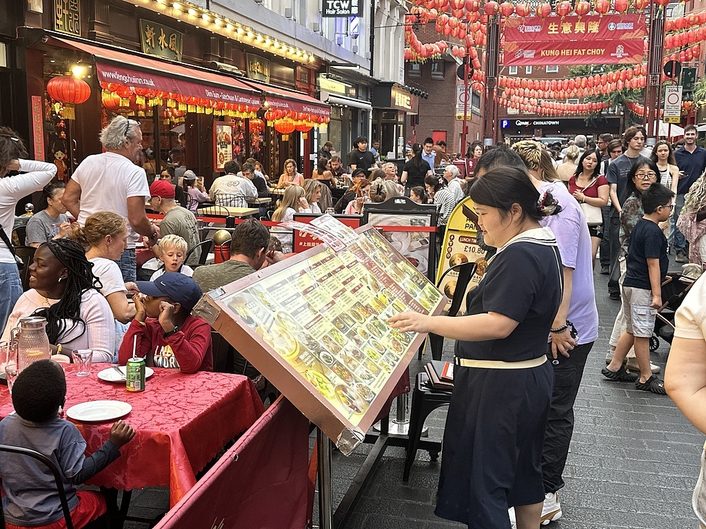 今年暑期,英国伦敦的中国城人气旺,来自世界各地的游客到访这里,品尝中式美食、感受中国文化魅力。(视觉中国)