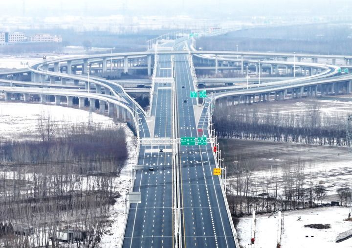 这是2026年1月18日拍摄的京雄高速泗庄枢纽互通（无人机照片）。新华社记者 朱旭东 摄