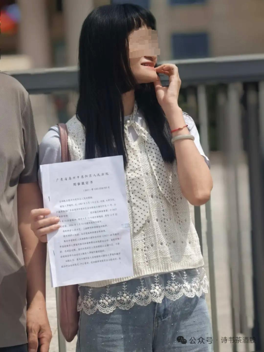 罗姚环拿到赔偿决定书。
