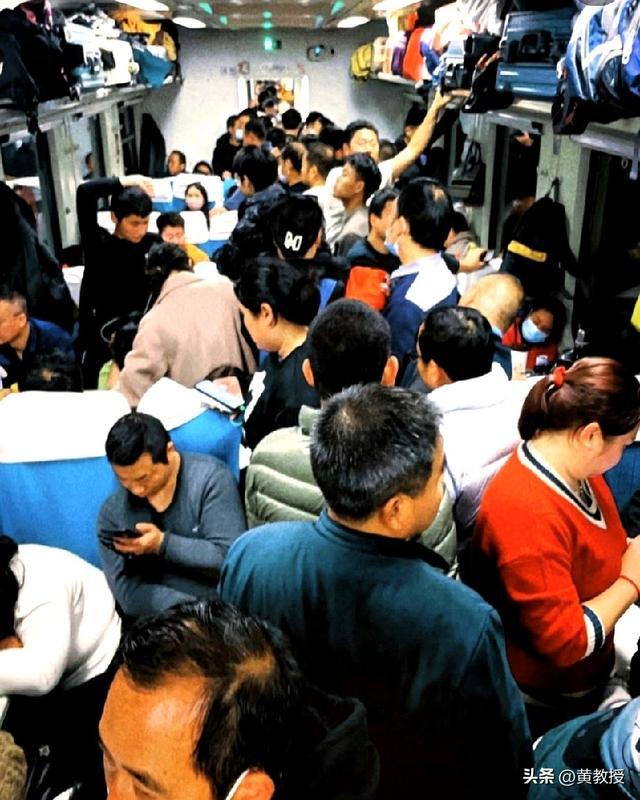 绿皮车拥挤的车厢