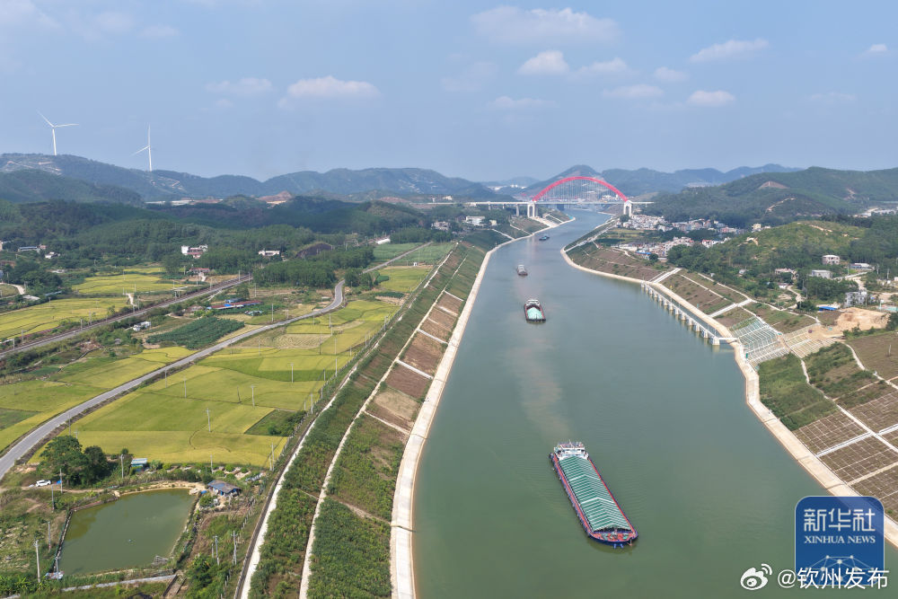 【#平陆运河秋景#】金秋时节，广西平陆运河两岸秋意盎然，澄澈河水倒映