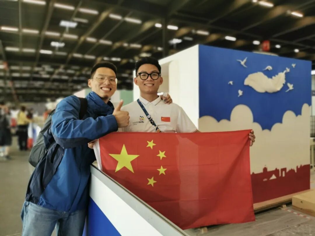 ▲夺冠后的马宏达以及他的作品,来源:央广网