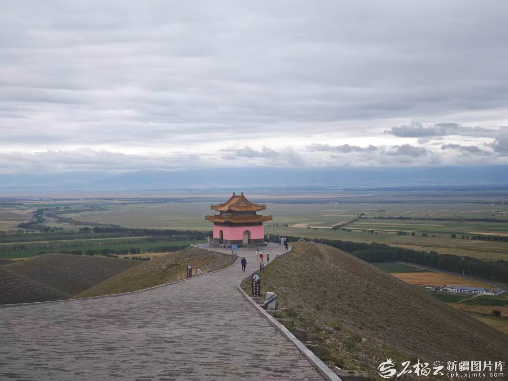游客在昭苏县观看格登山记功碑。天山网-新疆日报记者 宋海波摄