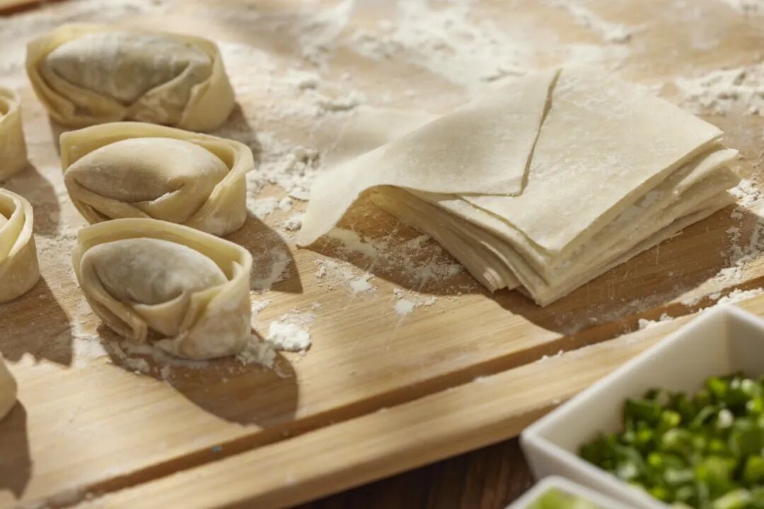 摄图网_506951813_桌子上的生馄饨_(企业商用).jpg