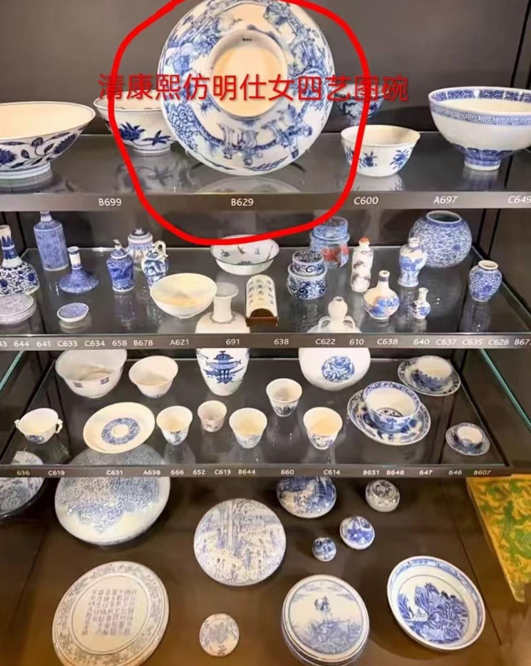 ▲被传损坏的瓷器原来展放的位置 网友图片