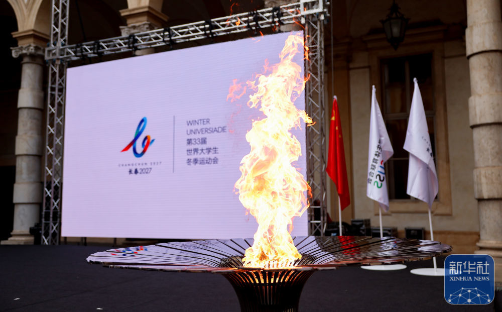 ↑ 火种盆在火种采集仪式上被点燃。