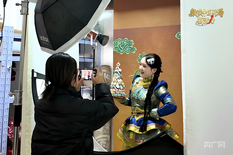 体验蒙古族服饰写真的消费者（央广网记者 李春雪 摄）