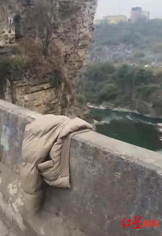 ▲王铭留在桥上的衣服
