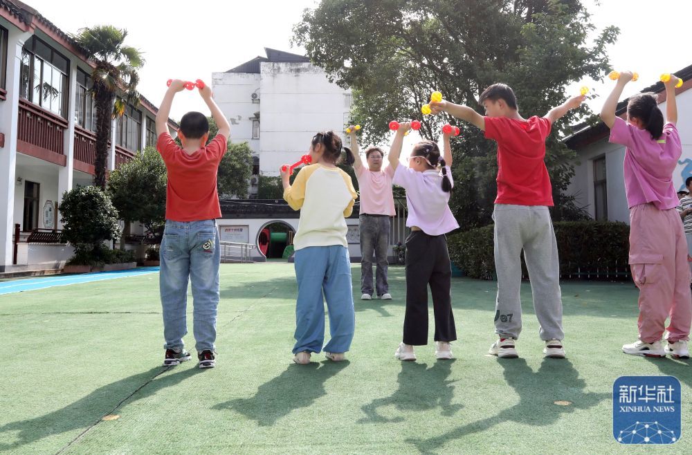↑ 5月15日，江苏省苏州市姑苏区特殊教育学校的学生在进行互动游戏。新华社发（杭兴微摄）