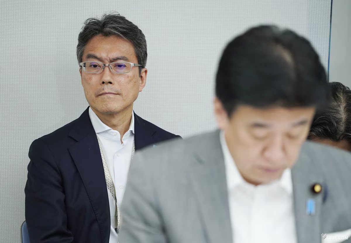 日本内阁官房主座首席通告官茂木正（左后）与日本内阁官房主座木原稔（右前） 辛勤图片