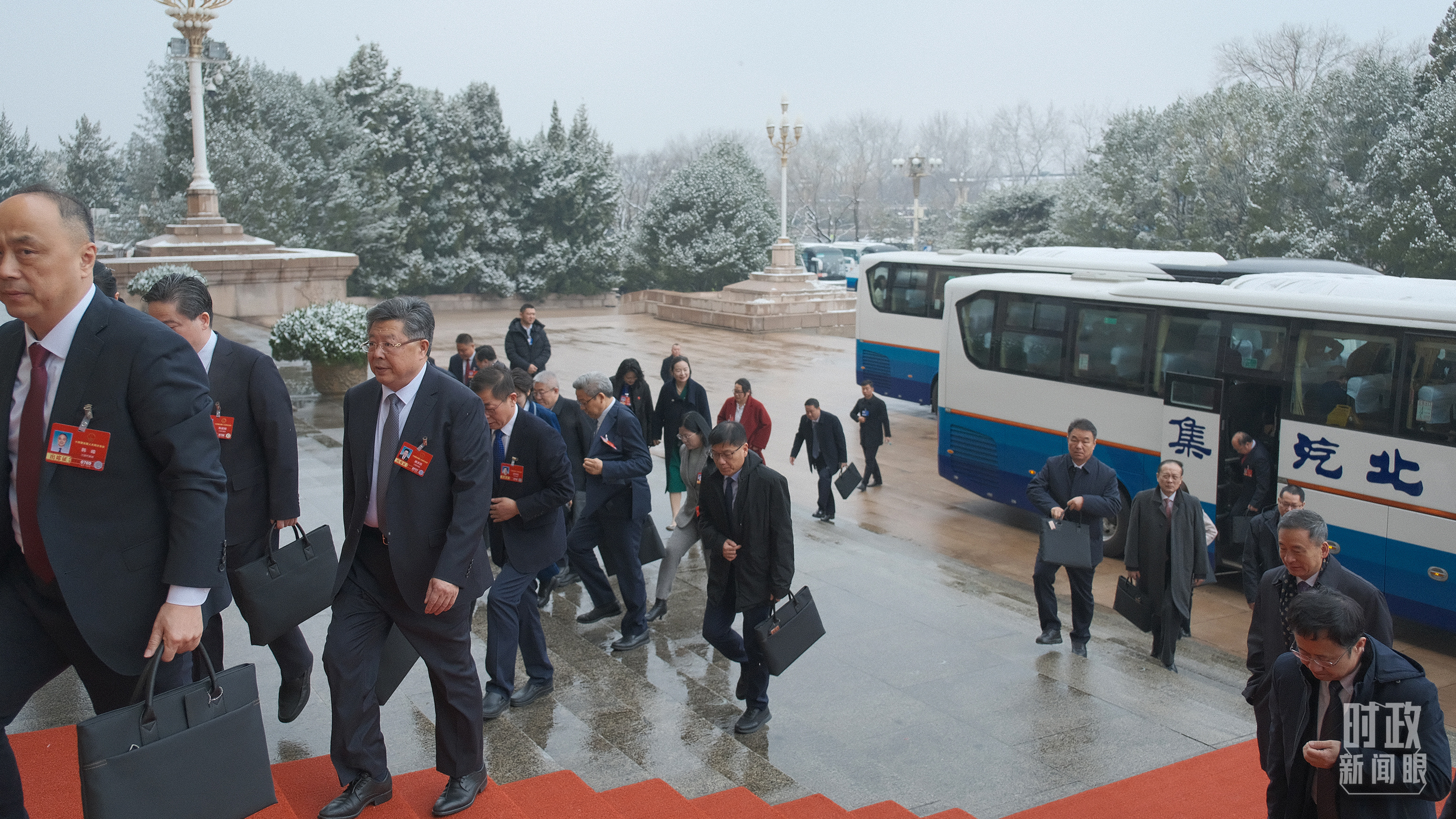 △江苏代表团抵达人民大会堂。（总台记者丁然拍摄）