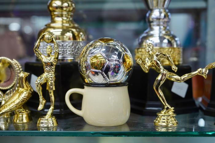 4月21日，商家陈列的足球类奖杯配件。2026年美加墨世界杯临近，义乌市场相关产品订单持续增长。中新社记者 董易鑫 摄