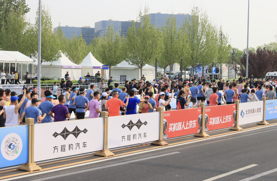 跑者们身姿挺拔、步履铿锵,在赛道上汇成一道灵动的洪流。