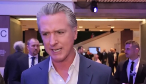 当地时间1月20日,美国加州州长纽森在瑞士达沃斯世界经济论坛期间接受媒体采访。 视频截图