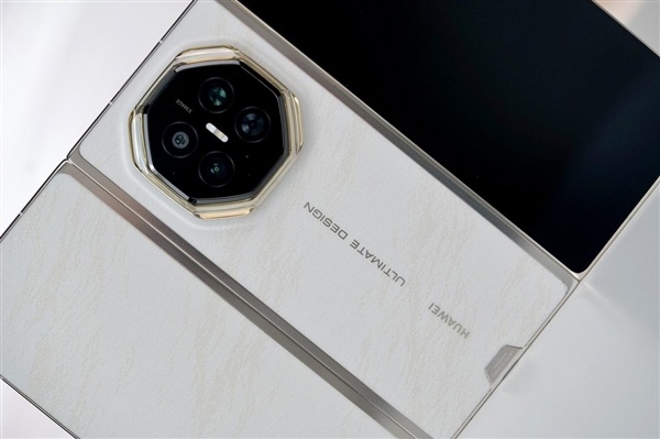 全新展翼三折叠手机！华为Mate XT 2非凡大师图赏