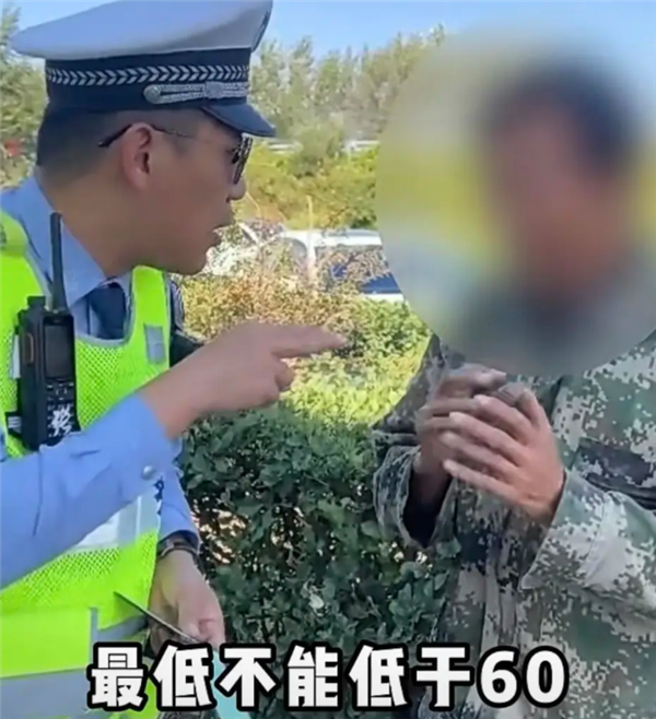 高速跑30km/h、小车与大货车长时间并排行驶!多地交警喊话龟速车