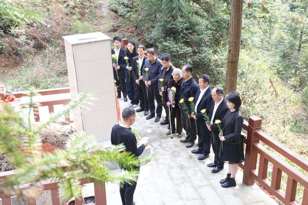 来自江西瑞金的“寻亲工作队”与高树魁的家人一起，在湖南郴州瑞金村无名红军烈士墓前祭拜（2026年3月26日摄）。新华社发（钟水旺摄）