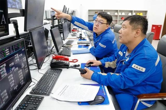 吉林石化公司丙烯腈厂第四丙烯腈联合车间技术人员在DCS上检查精制系统运行平稳率情况。