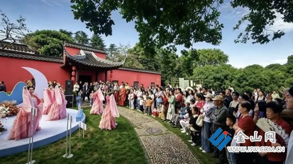 镇江芙蓉楼成国庆顶流,单日客流突破1.2万人次3