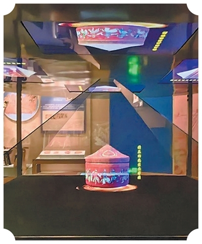 在3D全息投影柜展出的龟兹舍利盒。王红丽摄