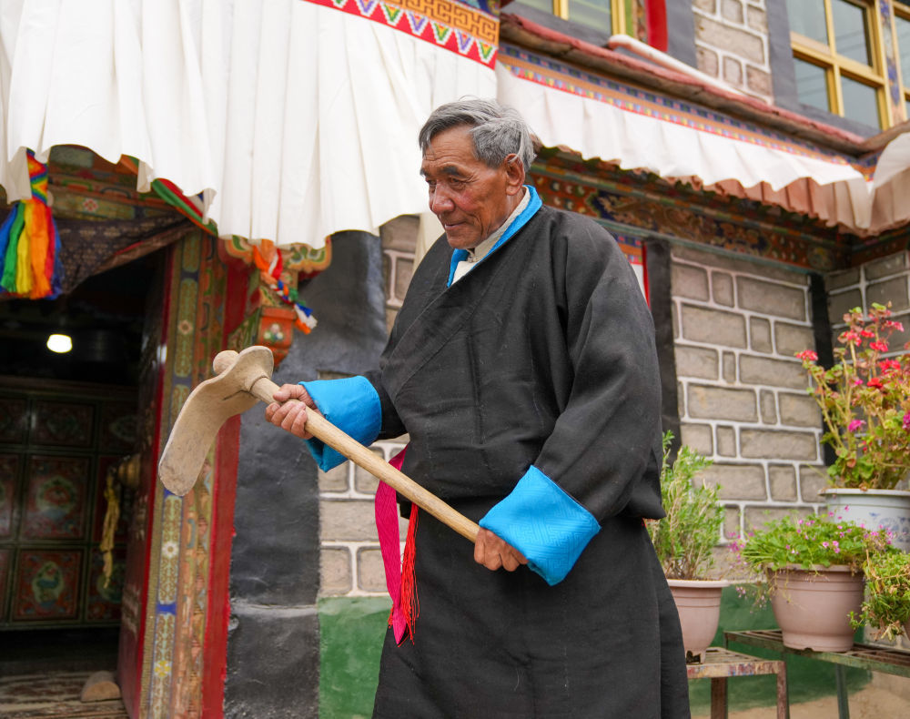 达瓦片多展示当农奴时使用过的农具（3月12日摄）。