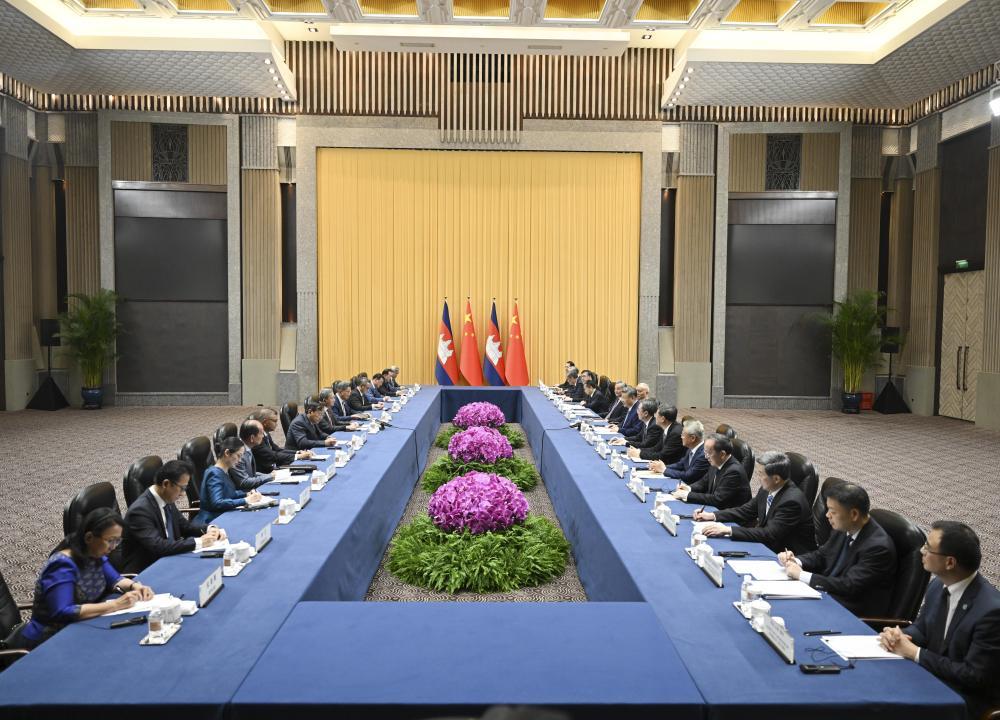 7月17日下午,国家主席习近平在上海西郊宾馆会见来华出席2026世界人工智能大会暨人工智能全球治理高级别会议并进行工作访问的柬埔寨首相洪玛奈。新华社记者 燕雁 摄