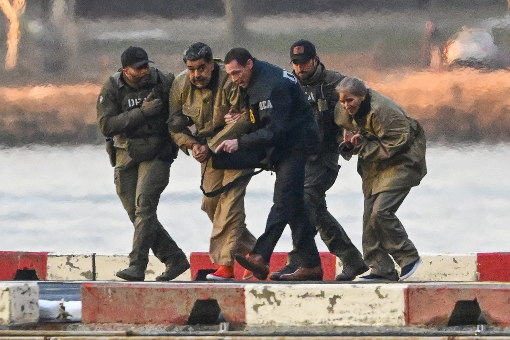 1月5日,美国纽约,委内瑞拉总统马杜罗及妻子被美国特工通过直升机带到曼哈顿下城。视觉中国 图