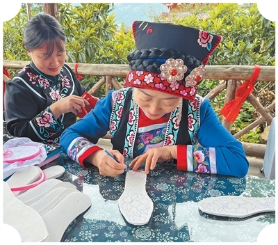 陈云珍（右）在指导村民制作羌绣鞋垫。图为绵阳市文广旅局提供