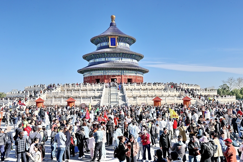 2026年4月5日，北京天坛公园游人如织，迎来客流高峰。视觉中国 图